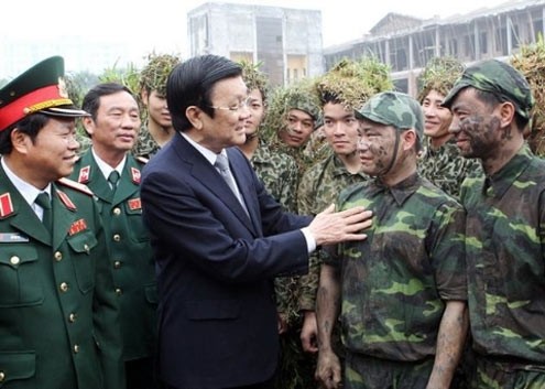 Chủ tịch nước Trương Tấn Sang thăm hỏi, động viên cán bộ, chiến sĩ Đoàn Đặc công 1 đang trong buổi tập luyện.